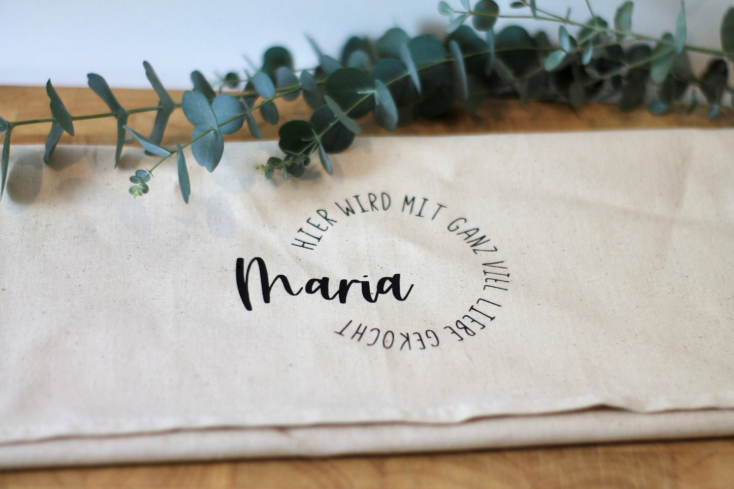 „Hier wird mit ganz viel Liebe gekocht“ – Personalisiertes Geschirrtuch für den Koch des Hauses