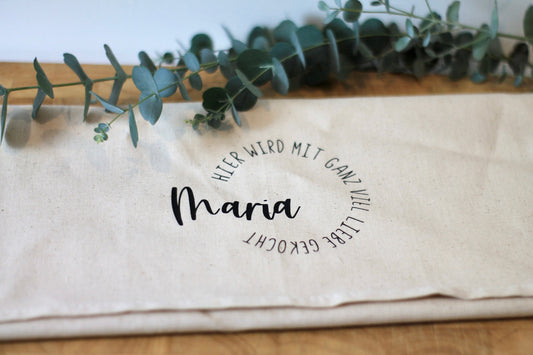 „Hier wird mit ganz viel Liebe gekocht“ – Personalisiertes Geschirrtuch für den Koch des Hauses