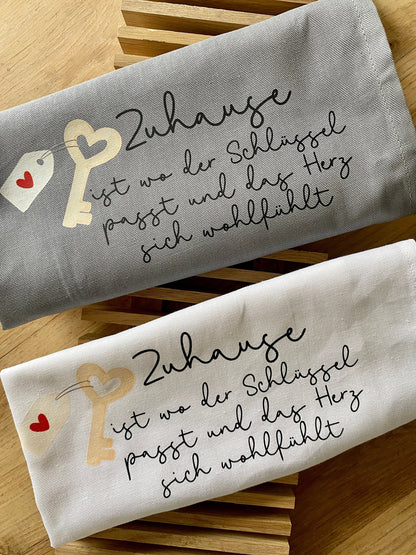 „Zuhause ist, wo der Schlüssel passt und das Herz sich wohlfühlt“ – Geschirrtuch für Einzug, Hausbau oder Neuanfang, personalisierbar