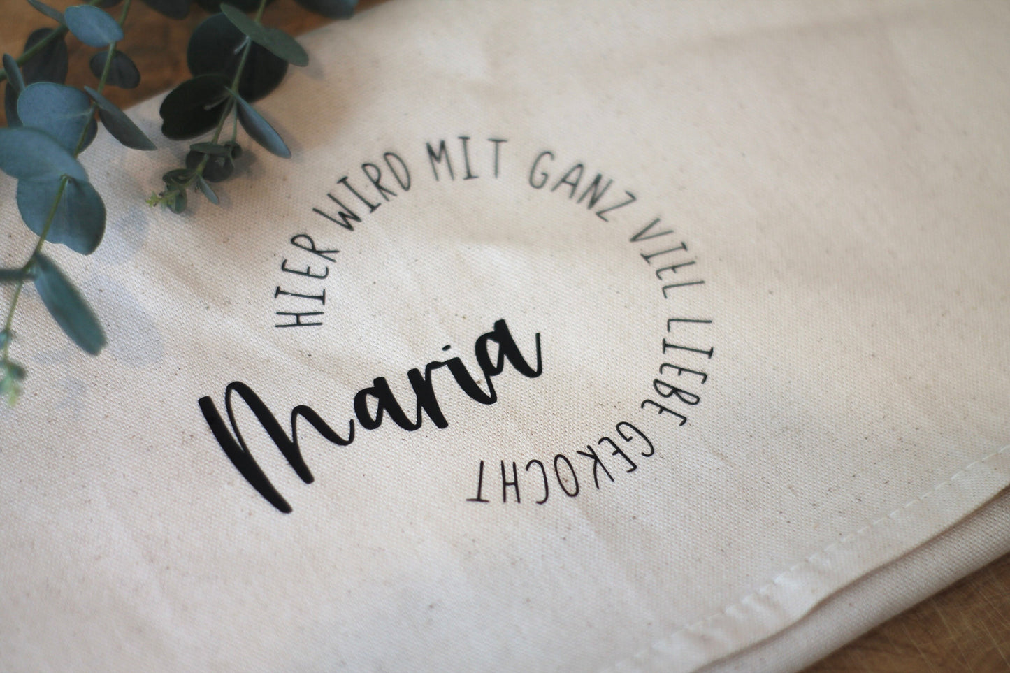 „Hier wird mit ganz viel Liebe gekocht“ – Personalisiertes Geschirrtuch für den Koch des Hauses