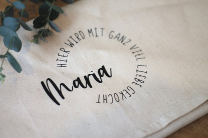 „Hier wird mit ganz viel Liebe gekocht“ – Personalisiertes Geschirrtuch für den Koch des Hauses