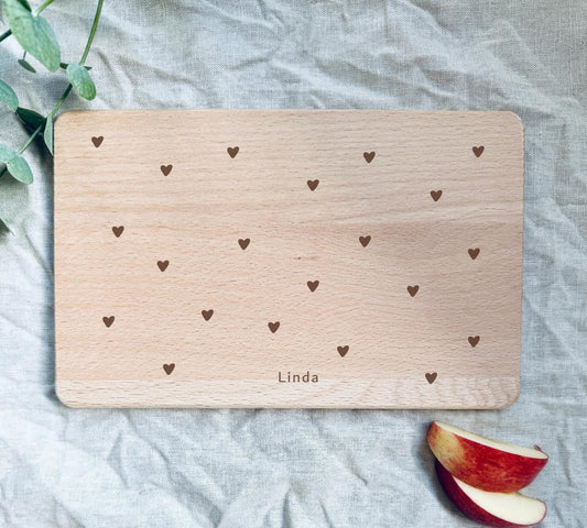 Personalisiertes Frühstücksbrett mit Herzmotiv
