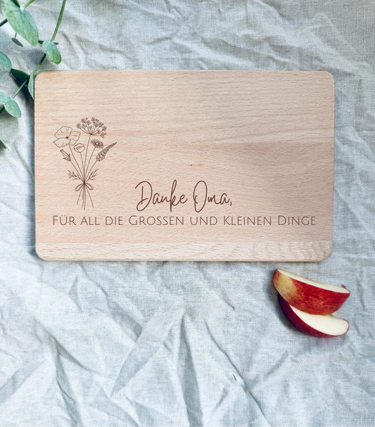 Personalisiertes Schneidebrett aus Buchenholz – Geschenk für Oma & Mama